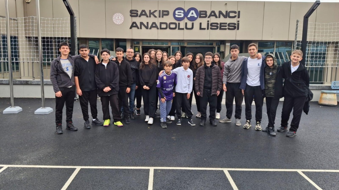 Sakıp Sabancı Anadolu Lisesi'ndeyiz...